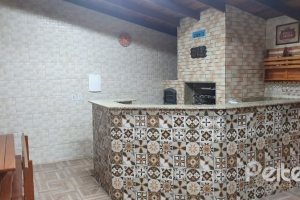 Casa à venda com 210m², 3 dormitórios, 1 suíte, 2 vagas, no bairro Guarujá em Porto Alegre