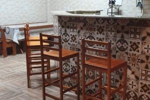 Casa à venda com 210m², 3 dormitórios, 1 suíte, 2 vagas, no bairro Guarujá em Porto Alegre