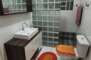 Casa à venda com 210m², 3 dormitórios, 1 suíte, 2 vagas, no bairro Guarujá em Porto Alegre