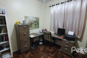 Casa à venda com 210m², 3 dormitórios, 1 suíte, 2 vagas, no bairro Guarujá em Porto Alegre