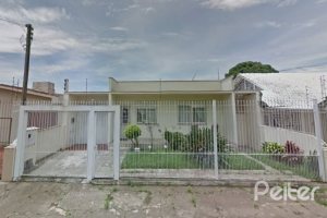 Casa à venda com 210m², 3 dormitórios, 1 suíte, 2 vagas, no bairro Guarujá em Porto Alegre