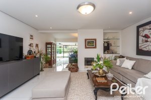 Casa à venda com 410m², 3 dormitórios, 3 suítes, 3 vagas, no bairro Ipanema em Porto Alegre