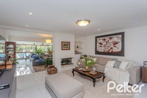 Casa à venda com 410m², 3 dormitórios, 3 suítes, 3 vagas, no bairro Ipanema em Porto Alegre