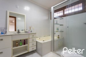 Casa à venda com 410m², 3 dormitórios, 3 suítes, 3 vagas, no bairro Ipanema em Porto Alegre