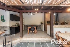 Casa à venda com 410m², 3 dormitórios, 3 suítes, 3 vagas, no bairro Ipanema em Porto Alegre
