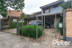 Casa à venda com 410m², 3 dormitórios, 3 suítes, 3 vagas, no bairro Ipanema em Porto Alegre