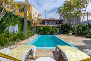 Casa à venda com 410m², 3 dormitórios, 3 suítes, 3 vagas, no bairro Ipanema em Porto Alegre