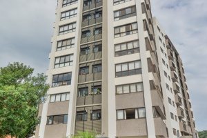 Apartamento à venda com 90m², 3 dormitórios, 1 suíte, 2 vagas, no bairro Tristeza em PORTO ALEGRE