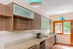 Casa à venda com 297m², 4 dormitórios, 2 suítes, 3 vagas, no bairro Tristeza em Porto Alegre