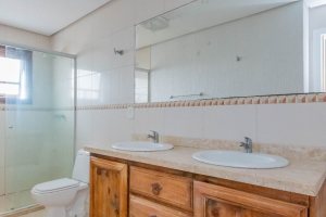 Casa à venda com 297m², 4 dormitórios, 2 suítes, 3 vagas, no bairro Tristeza em Porto Alegre