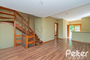 Casa à venda com 297m², 4 dormitórios, 2 suítes, 3 vagas, no bairro Tristeza em Porto Alegre