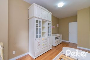 Casa à venda com 297m², 4 dormitórios, 2 suítes, 3 vagas, no bairro Tristeza em Porto Alegre