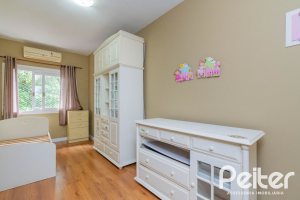 Casa à venda com 297m², 4 dormitórios, 2 suítes, 3 vagas, no bairro Tristeza em Porto Alegre