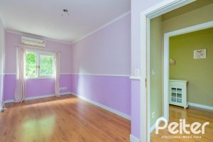 Casa à venda com 297m², 4 dormitórios, 2 suítes, 3 vagas, no bairro Tristeza em Porto Alegre