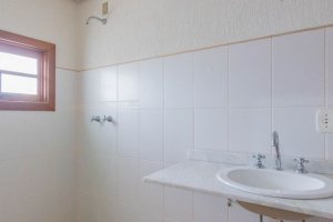 Casa à venda com 297m², 4 dormitórios, 2 suítes, 3 vagas, no bairro Tristeza em Porto Alegre