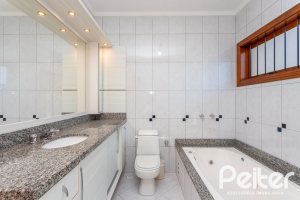 Casa à venda com 358m², 2 dormitórios, 2 suítes, 4 vagas, no bairro Jardim Isabel em Porto Alegre