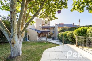 Casa à venda com 358m², 2 dormitórios, 2 suítes, 4 vagas, no bairro Jardim Isabel em Porto Alegre