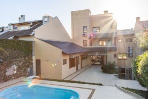 Casa à venda com 358m², 2 dormitórios, 2 suítes, 4 vagas, no bairro Jardim Isabel em Porto Alegre