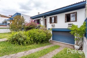 Casa à venda com 210m², 3 dormitórios, 1 suíte, 4 vagas, no bairro Cristal em Porto Alegre