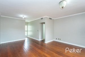 Casa à venda com 210m², 3 dormitórios, 1 suíte, 4 vagas, no bairro Cristal em Porto Alegre