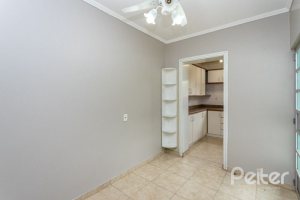 Casa à venda com 210m², 3 dormitórios, 1 suíte, 4 vagas, no bairro Cristal em Porto Alegre