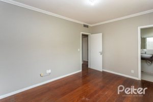 Casa à venda com 210m², 3 dormitórios, 1 suíte, 4 vagas, no bairro Cristal em Porto Alegre