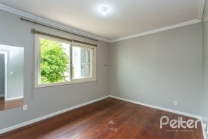 Casa à venda com 210m², 3 dormitórios, 1 suíte, 4 vagas, no bairro Cristal em Porto Alegre