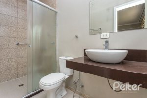 Casa à venda com 210m², 3 dormitórios, 1 suíte, 4 vagas, no bairro Cristal em Porto Alegre