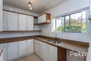 Casa à venda com 210m², 3 dormitórios, 1 suíte, 4 vagas, no bairro Cristal em Porto Alegre