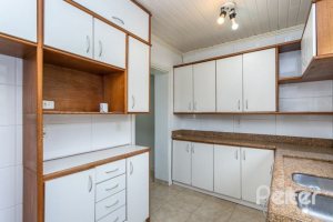 Casa à venda com 210m², 3 dormitórios, 1 suíte, 4 vagas, no bairro Cristal em Porto Alegre