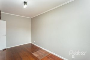 Casa à venda com 210m², 3 dormitórios, 1 suíte, 4 vagas, no bairro Cristal em Porto Alegre