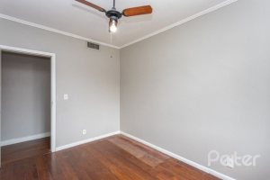 Casa à venda com 210m², 3 dormitórios, 1 suíte, 4 vagas, no bairro Cristal em Porto Alegre