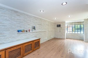 Casa à venda com 210m², 3 dormitórios, 1 suíte, 4 vagas, no bairro Cristal em Porto Alegre