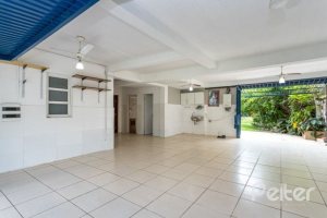 Casa à venda com 210m², 3 dormitórios, 1 suíte, 4 vagas, no bairro Cristal em Porto Alegre