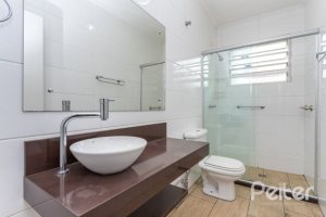 Casa à venda com 210m², 3 dormitórios, 1 suíte, 4 vagas, no bairro Cristal em Porto Alegre