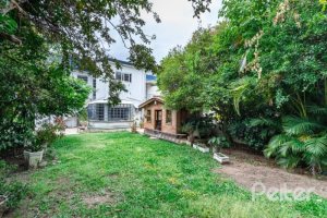 Casa à venda com 210m², 3 dormitórios, 1 suíte, 4 vagas, no bairro Cristal em Porto Alegre