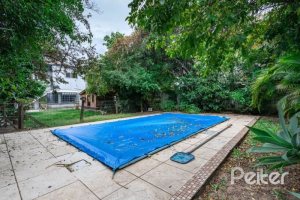 Casa à venda com 210m², 3 dormitórios, 1 suíte, 4 vagas, no bairro Cristal em Porto Alegre