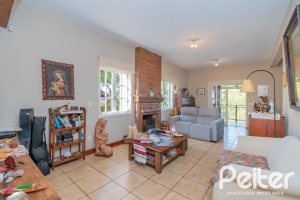 Casa à venda com 352m², 3 dormitórios, 1 suíte, 4 vagas, no bairro Belém Novo em Porto Alegre