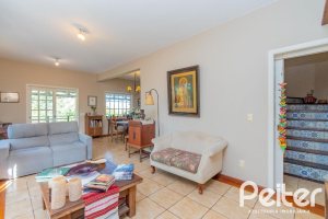 Casa à venda com 352m², 3 dormitórios, 1 suíte, 4 vagas, no bairro Belém Novo em Porto Alegre