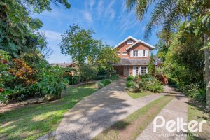 Casa à venda com 352m², 3 dormitórios, 1 suíte, 4 vagas, no bairro Belém Novo em Porto Alegre