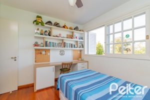 Casa à venda com 352m², 3 dormitórios, 1 suíte, 4 vagas, no bairro Belém Novo em Porto Alegre