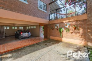 Casa à venda com 352m², 3 dormitórios, 1 suíte, 4 vagas, no bairro Belém Novo em Porto Alegre