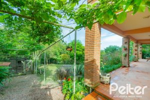 Casa à venda com 352m², 3 dormitórios, 1 suíte, 4 vagas, no bairro Belém Novo em Porto Alegre