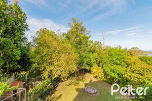 Casa à venda com 352m², 3 dormitórios, 1 suíte, 4 vagas, no bairro Belém Novo em Porto Alegre