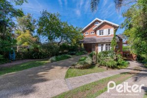 Casa à venda com 352m², 3 dormitórios, 1 suíte, 4 vagas, no bairro Belém Novo em Porto Alegre