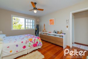 Casa à venda com 352m², 3 dormitórios, 1 suíte, 4 vagas, no bairro Belém Novo em Porto Alegre