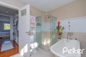 Casa à venda com 352m², 3 dormitórios, 1 suíte, 4 vagas, no bairro Belém Novo em Porto Alegre