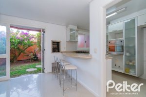 Casa em Condomínio à venda com 252m², 3 dormitórios, 2 suítes, 3 vagas, no bairro Vila Assunção em Porto Alegre