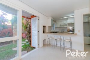 Casa em Condomínio à venda com 252m², 3 dormitórios, 2 suítes, 3 vagas, no bairro Vila Assunção em Porto Alegre