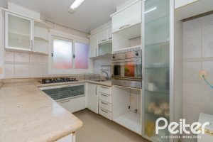 Casa em Condomínio à venda com 252m², 3 dormitórios, 2 suítes, 3 vagas, no bairro Vila Assunção em Porto Alegre